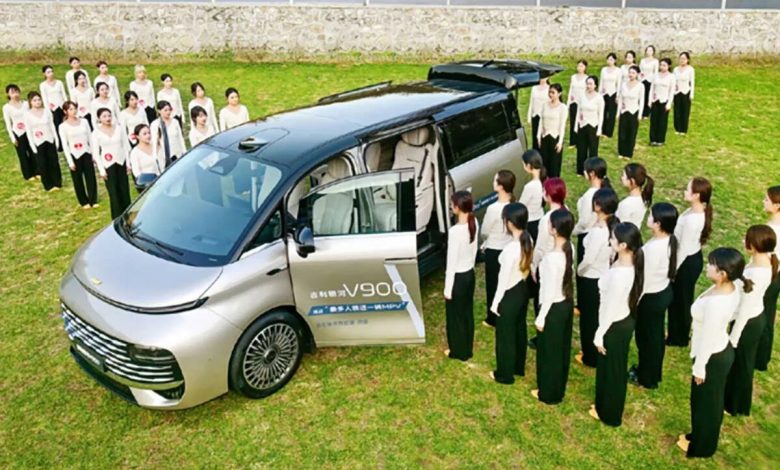 ۴۲ نفر در یک خودرو! / رکورد گینس شکست