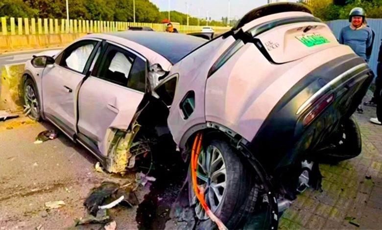 خودروی چینی در تصادفی عجیب از وسط نصف شد!