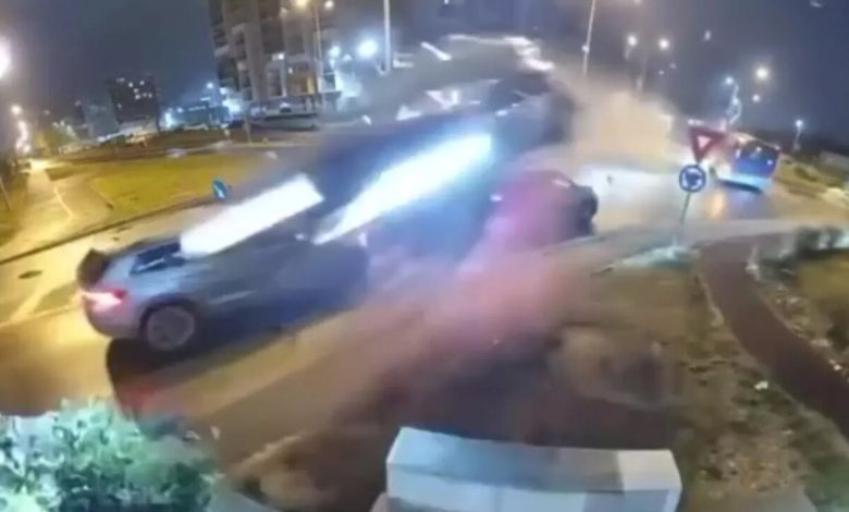 پرواز واقعی یک مرسدس بنز در خیابان / معجزه‌ای که جان راننده را نجات داد/ عکس و فیلم